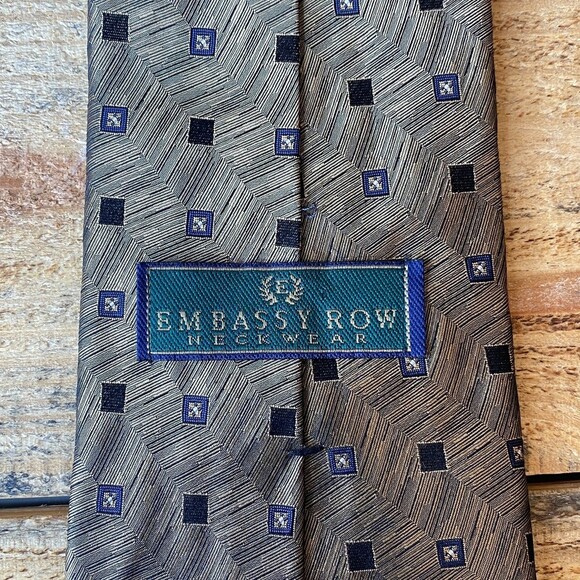 Embassy Row Neckware Mens Tie Grey/Gold geometric pattern 100% silk - Picture 5 of 5